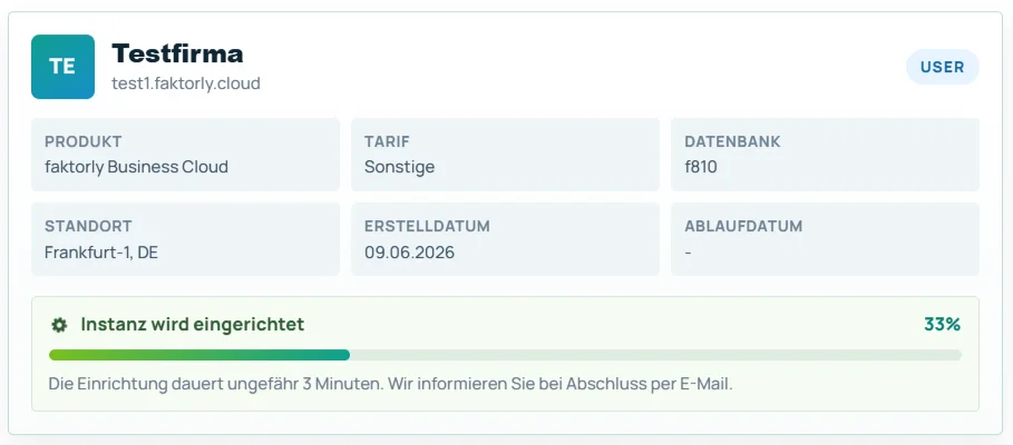 Instanz-Karte in der faktorly Cloud Console mit Fortschrittsbalken: Instanz wird eingerichtet, Dauer ungefähr 3 Minuten