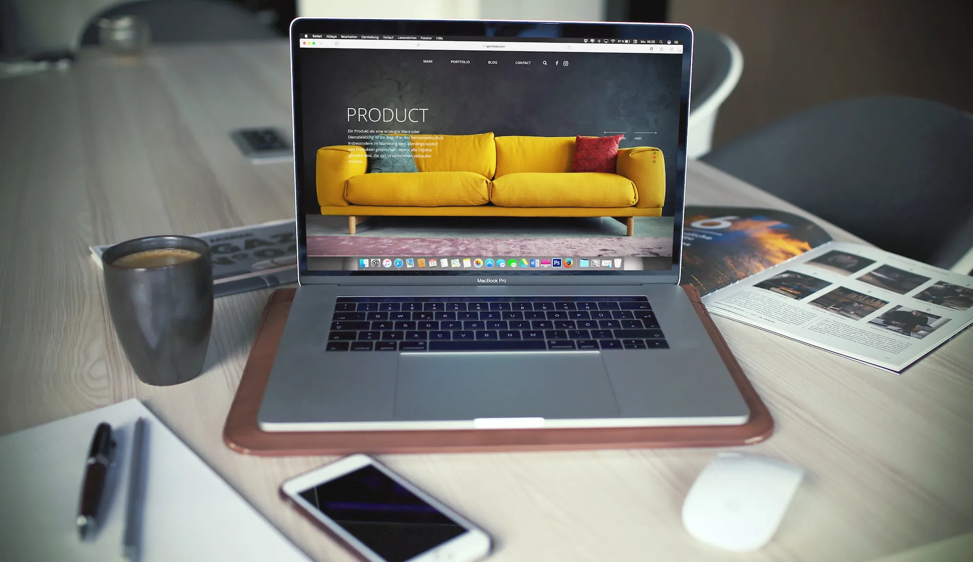 Laptop auf einem Schreibtisch mit der Produktseite eines Onlineshops